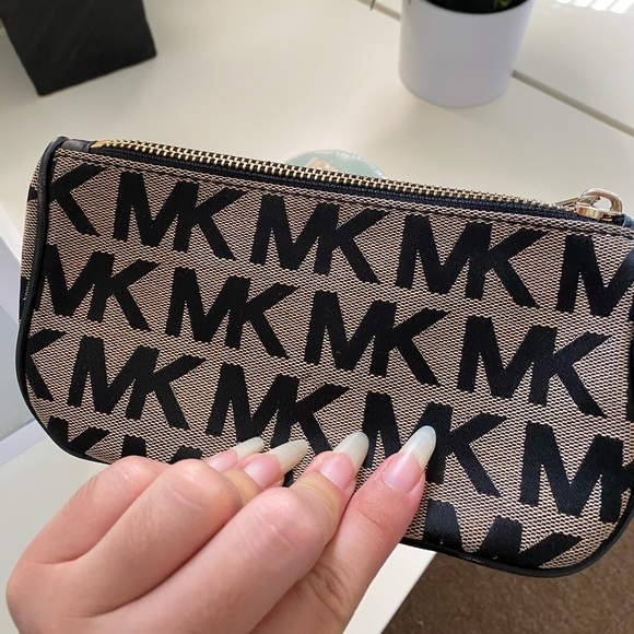 Michael Kors clutch - Picture 2 of 3